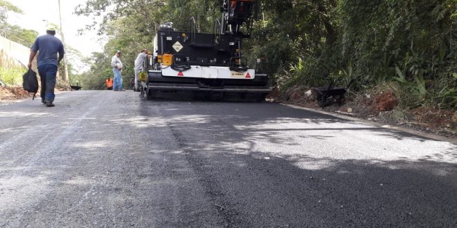 homens e máquinas trabalhando em pavimentação da avenida das cruzadas