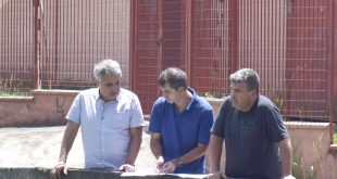 O prefeito Claudio Góes, o vereador Toco e o Diretor do Departamento de Planejamento, Claudinei Rosa observam a obra