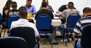 candidatos aguardam entrevista para estágio