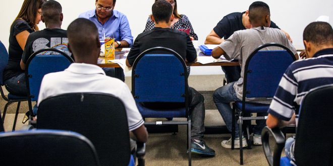 candidatos aguardam entrevista para estágio