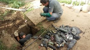 homens limpando boca de lobo na Rua Fuji
