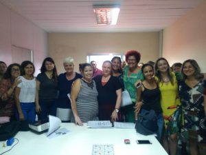 agentes de saúde que participaram da reunião posam para foto