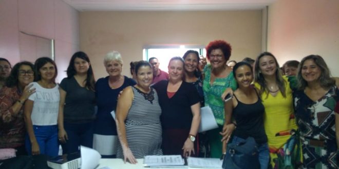 agentes de saúde que participaram da reunião posam para foto