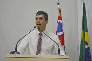guto issa discursando na tribuna da câmara de são roque