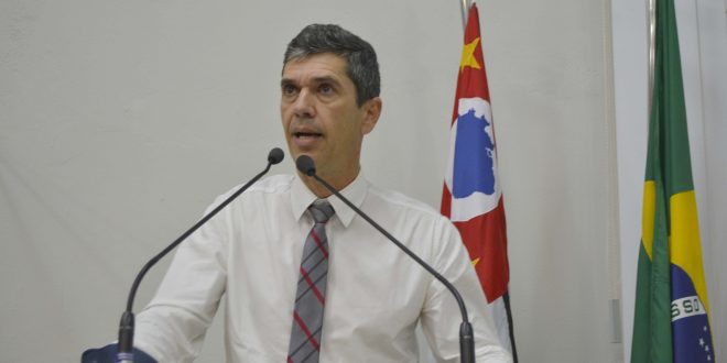 guto issa discursando na tribuna da câmara de são roque