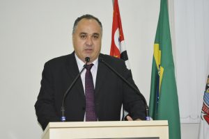 maurinho goés discursando na tribuna da câmara de são roque
