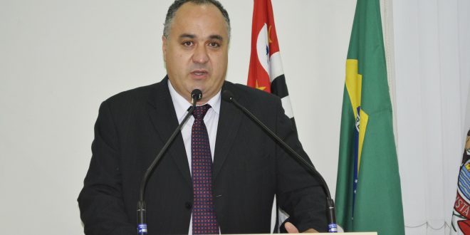 maurinho goés discursando na tribuna da câmara de são roque