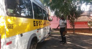 agente de trânsito vostoria uma vã escolar em cotia