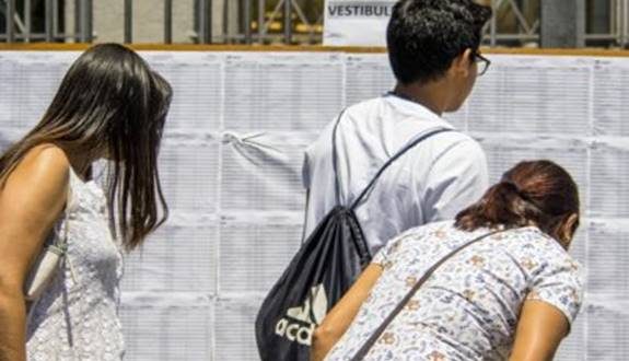 candidatos conferindo listas de aprovados em uma Etec