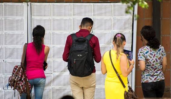 candidatos conferindo listas de aprovados em uma Fatec