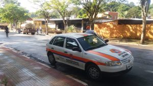 viatura da defesa divil de são roque estacionada em rua atingida pela chuva