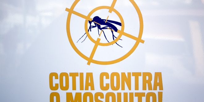 banner de campanha contra a dengue, com um mosquito dentro de uma mira e os dizeres 'cotia contra o mosquito'