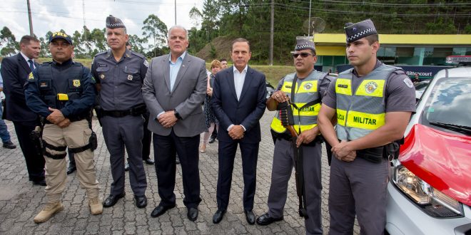 doria, policiais e autoridades posam para foto