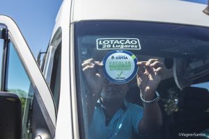 vã escolar recebendo adesivo de aprovação