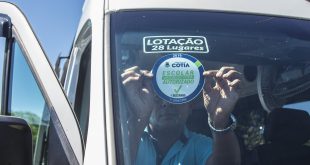 vã escolar recebendo adesivo de aprovação