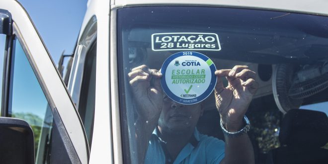 vã escolar recebendo adesivo de aprovação