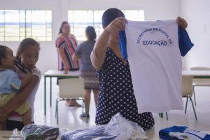 mãe de alunas confere os novos uniformes