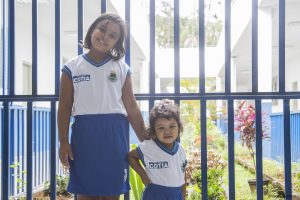 duas alunas de cotia posam para foto com os novos uniformes