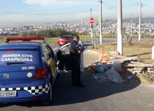 guarda civil de carapicuíba investiga descarte irregular de lixo