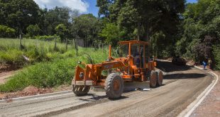 uma máquina trabalhando na Estrada dos Pereiras