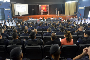 público acompanhando palestra em auditório