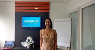 paula miranda da Asserttiva posa para foto na sede da empresa