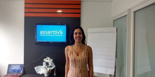 paula miranda da Asserttiva posa para foto na sede da empresa