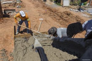 homens trabalhando em pavimentação da Rua Joaquim Nabuco