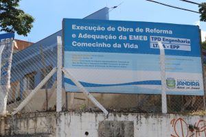 fachada da emeb comecinho da vida em reforma, com a placa informativa da obra