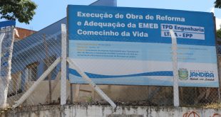 fachada da emeb comecinho da vida em reforma, com a placa informativa da obra
