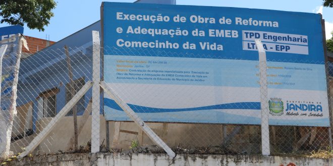 fachada da emeb comecinho da vida em reforma, com a placa informativa da obra