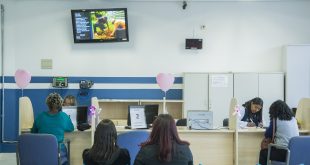 uma sala de espera de uma unidade de saúde de cotia