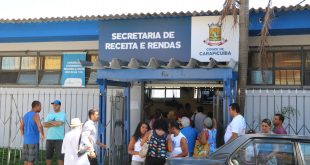 fachada da secretaria de receitas e rendas de carapicuíba, com uma longa fila na porta