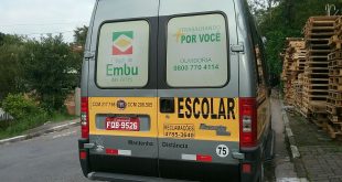 Vista traseira de uma van escolar de Embu das Artes