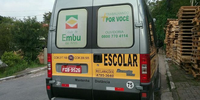 Vista traseira de uma van escolar de Embu das Artes
