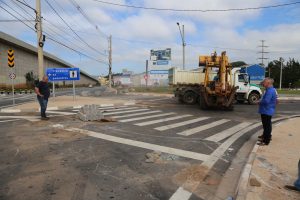 prefeito josué ramos observa o novo acesso recém inaugurado