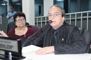 ladenilson discursa durante sessão da câmara de carapicuíba