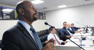 Ari Cardozo discursa durante sessão da câmara de carapicuíba