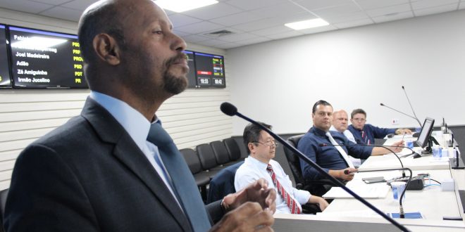 Ari Cardozo discursa durante sessão da câmara de carapicuíba