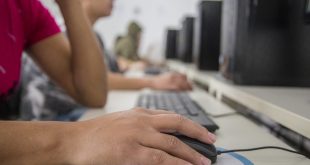 pessoas usando computadores do acessa sp