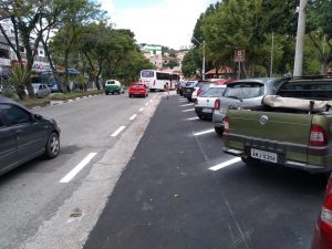 carros estacionados em 45º próximos ao bolsão