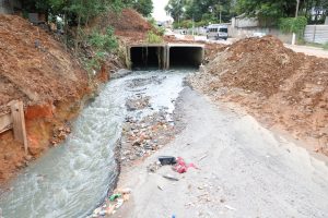 obras de canalização do córrego cadaval