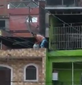 homem jogando lixo na rua a partir de sua sacada
