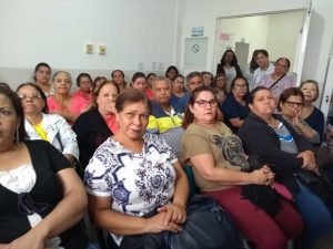 participantes do programa emagrecer certo sorriem para a câmera em auditório