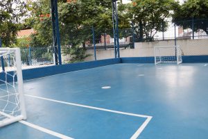 quadra poliesportiva na Emei Cidade Ariston reformada