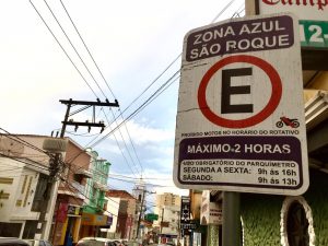 uma placa de zona azul em são roque