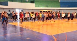 praticantes de gin´pastica adaptada em quadra de cotia