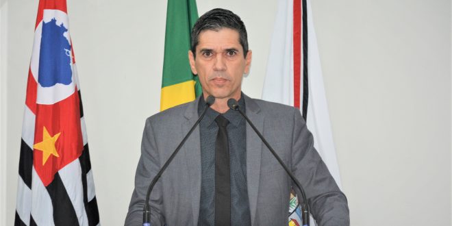 guto issa posa para foto na tribuna da câmara de são roque