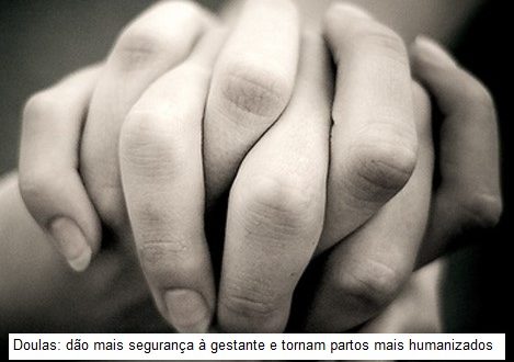 foto em preto e branco de duas mãos dadas e uma legenda escrito 'Doulas: dão mais segurança à gestante e tornam partos mais humanizados'