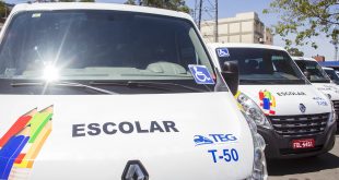 uma vã escolar vista de frente